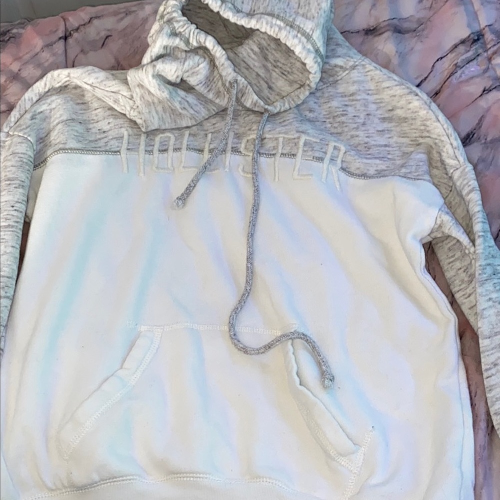 White HOLLISTER sweatshirt